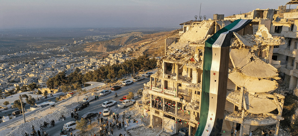 Photographie du drapeau de la révolution syrienne oubliée en avril 2025 @ AlJumhuriya.net