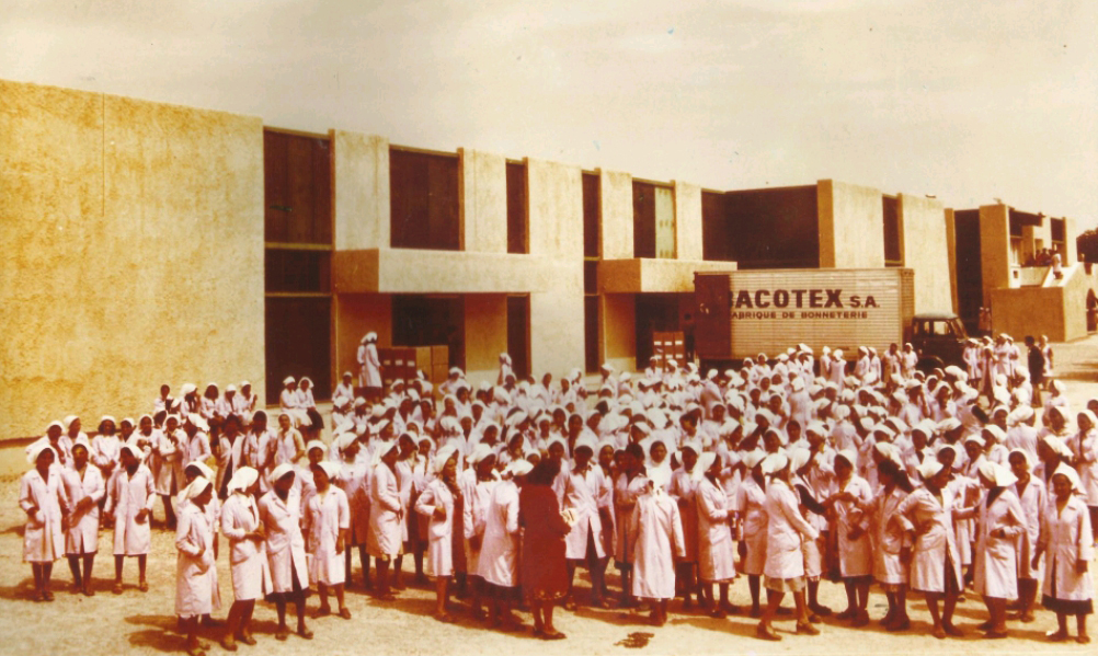 ouvrières devant une usine textile au début des années 1980, photo recueillie pendant l'enquête, Ben Youssef