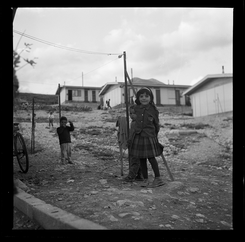 Photo historique : Rosans hameau de forestage harki. Négatif sur film. Licence CC-BY