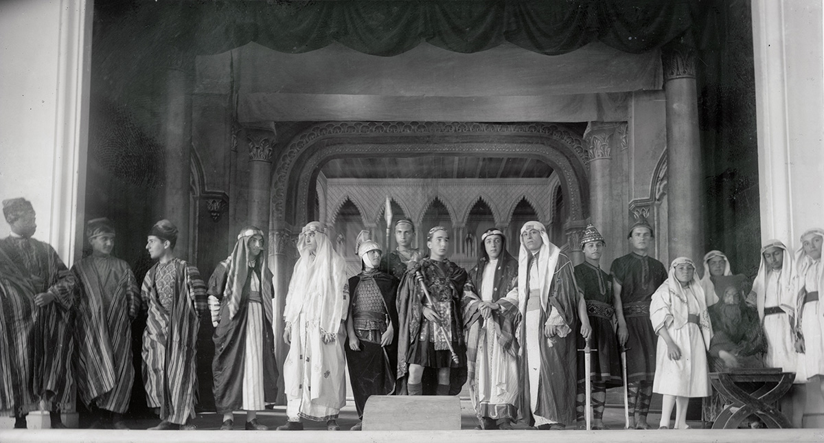 Photo-Acteurs en costume, sur la scène du théâtre de l'Université Saint-Joseph, 1931, plaque de verre 13x18 fonds Imprimerie Catholique de l'Université Saint-Joseph de Beyrouth, tous droits réservés.jpg