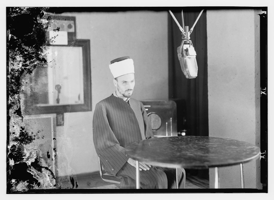 Photo-Radio-artists-PBS [i.e., Palestine Broadcasting Service]-site-iremam.png